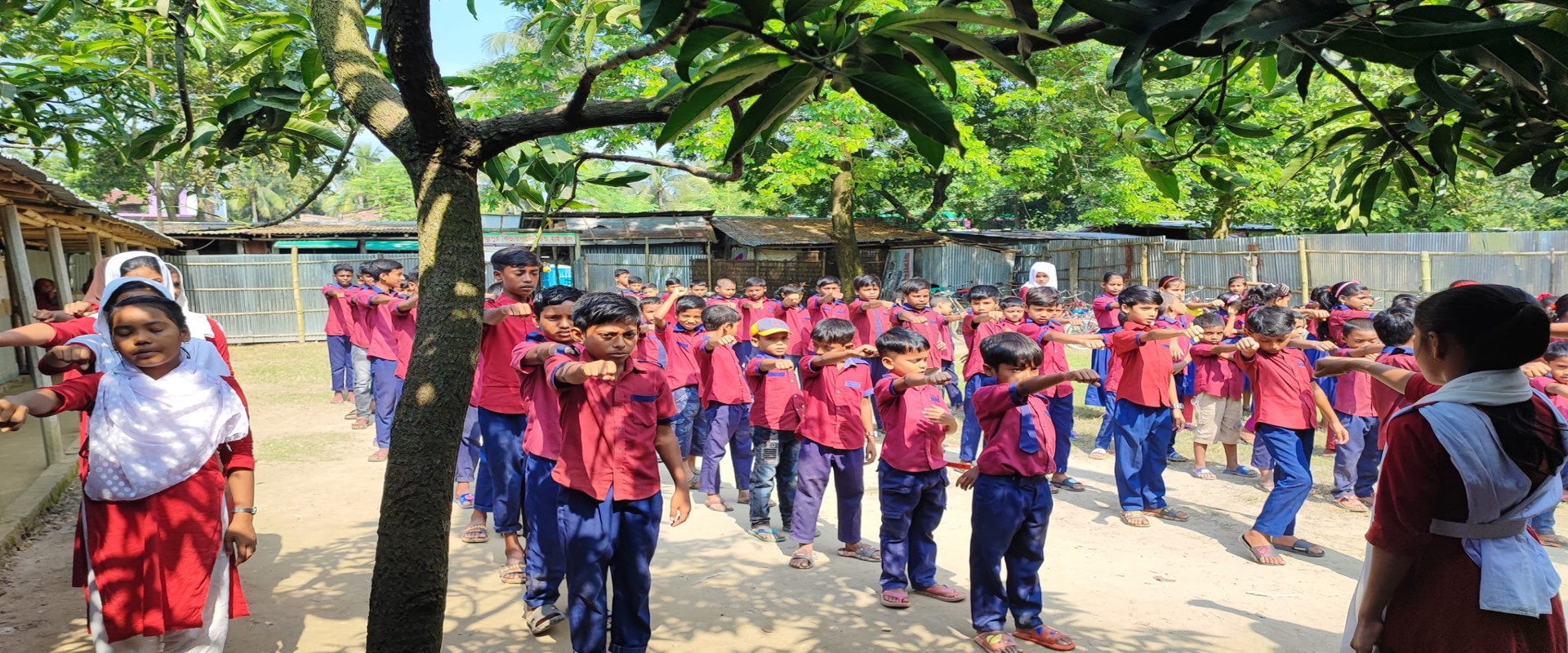 স্কুল ক্যাম্পাসে সমাবেশ